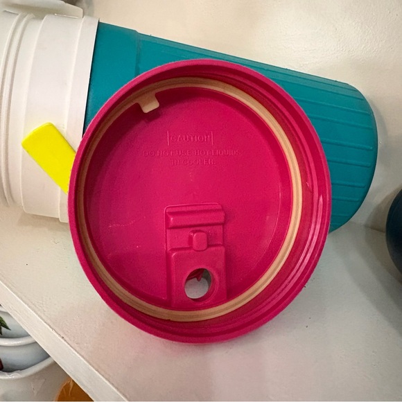 Vintage 1990s Igloo Plastic 1/2 Gallon Insulated Travel Water Jug Cooler - Picture 8 of 10